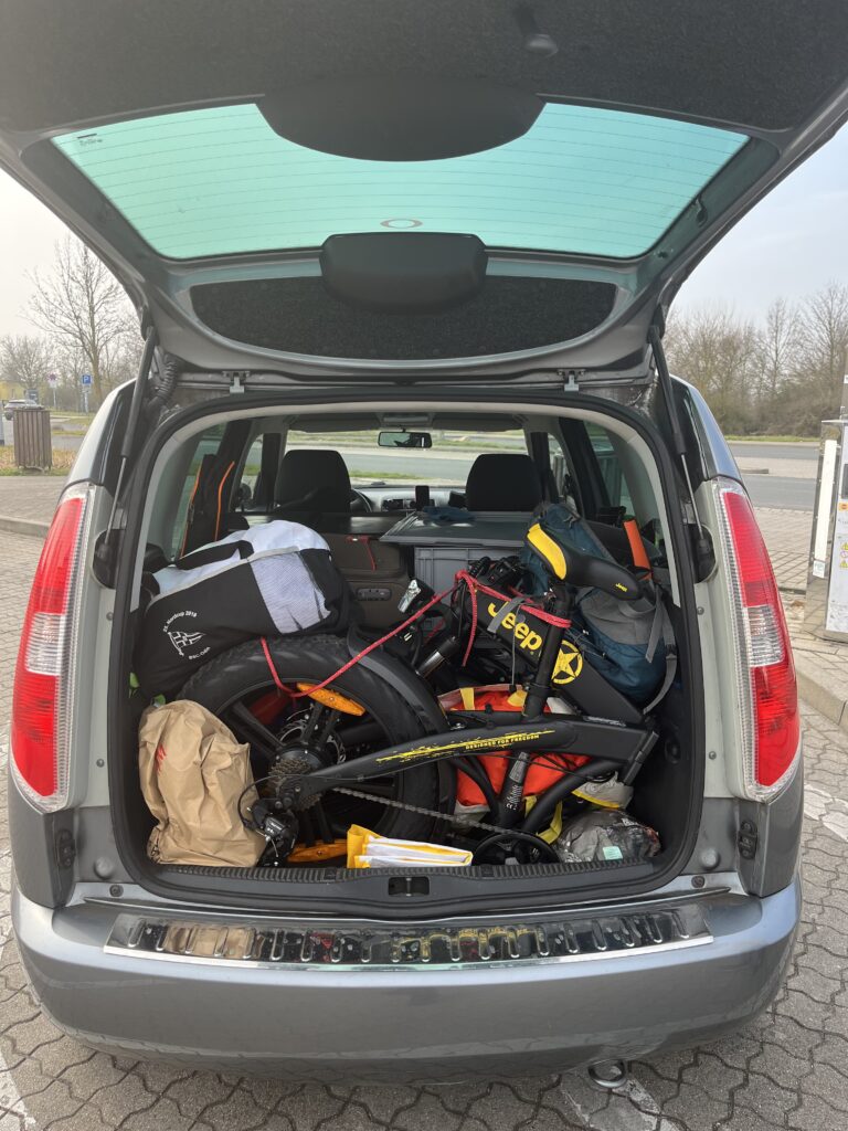 Das Auto ist gepackt