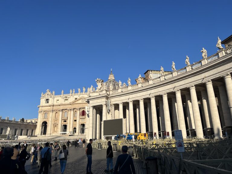 Früh am Morgen vor und im Petersdom