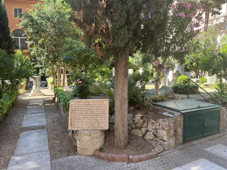Der deutsche Friedhof im Vatikan und seine Kirche und ein paar unerwartete Einblicke